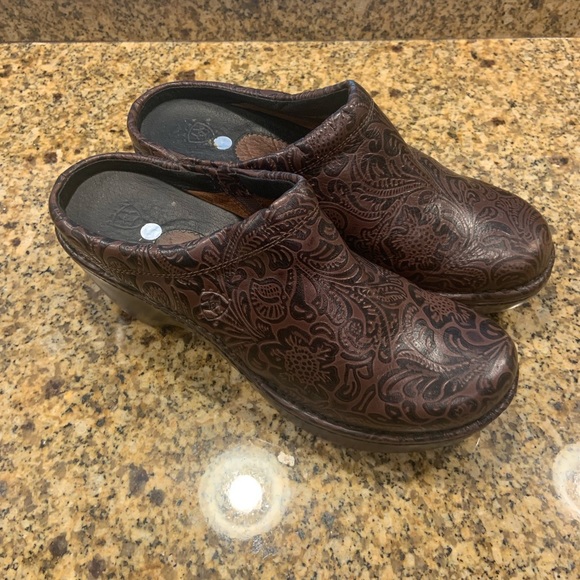 Ariat Shoes - ARIAT Hera Tooled Leather Western Mules Clogs 10